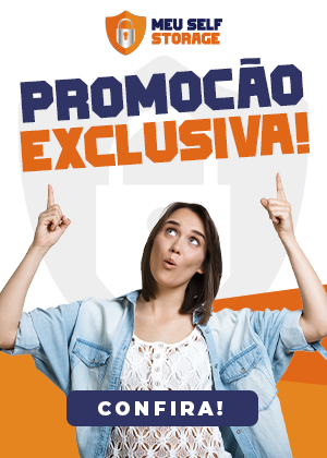 Mulher apontando dedo pra promoção